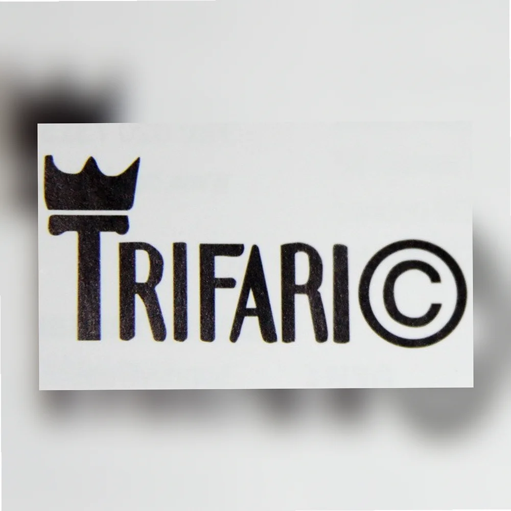 Образец винтажной бижутерии Trifari, отражающий эстетику середины XX века.