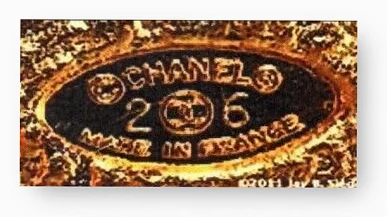 Конец 1980-х гг. CHANEL в овальной оправе, знак авторского права и защищенной марки, логотип двух перекрещивающихся СС и номер сезона, например, 26, а также подпись MADE IN FRANCE. Украшения промаркированы с 23 по 29 сезон включительно