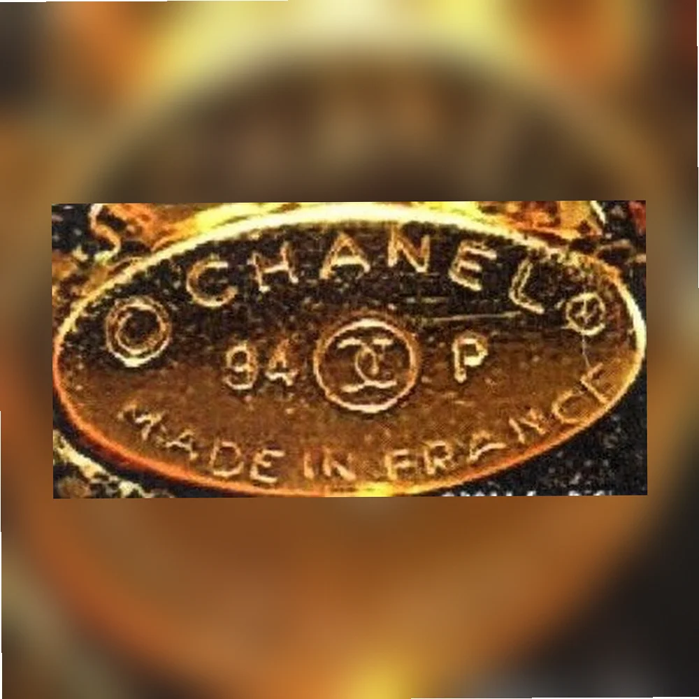 1990-е гг. - по наст. время. CHANEL в овальной оправе, знак авторского права и защищенной марки, логотип двух перекрещивающихся СС, год выпуска (например, 1994) и название коллекции по одной букве (например, Р, т.е. Рrintemps, что в переводе с фр. обознача